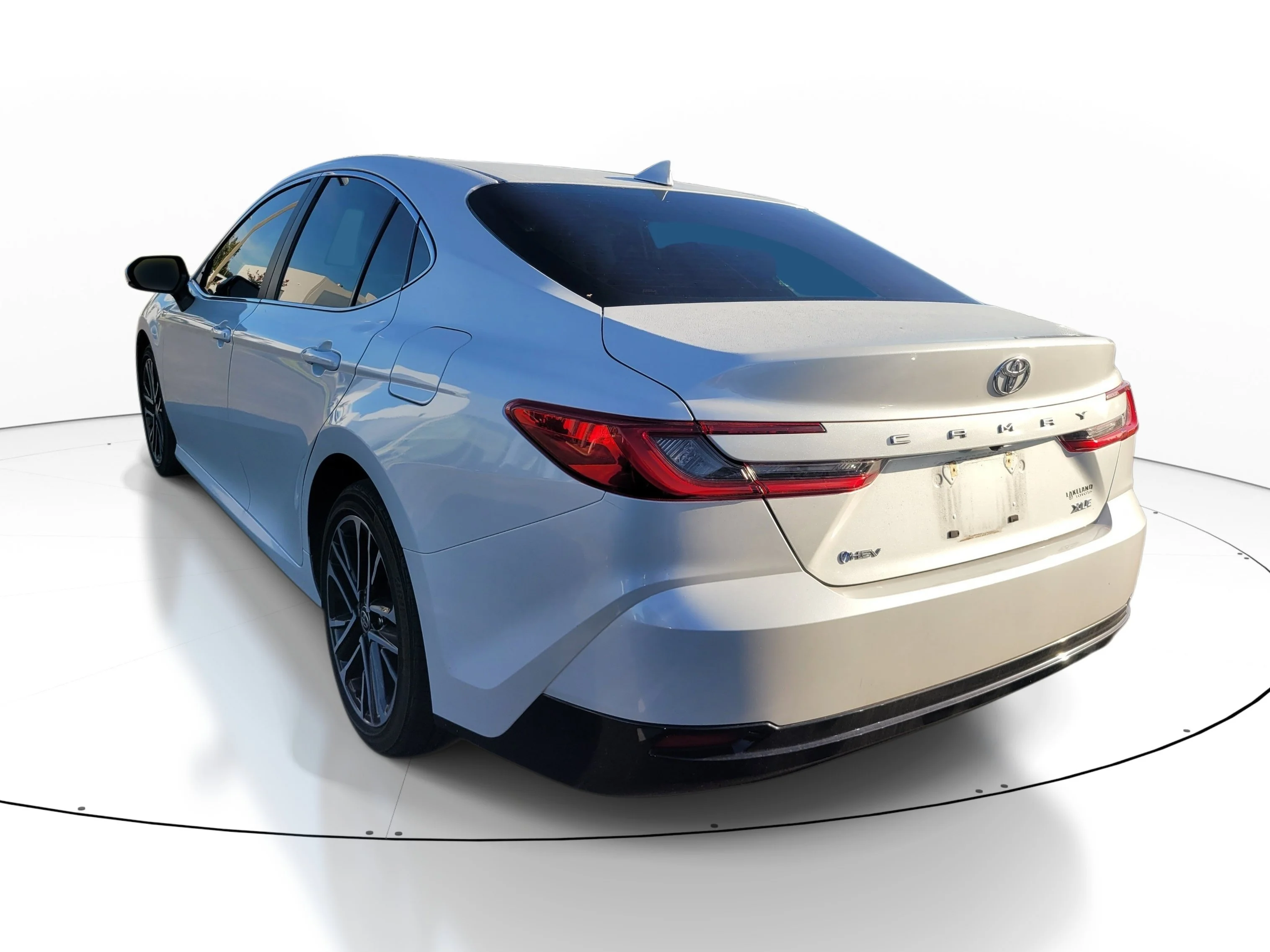 Used 2025 Pearl Toyota LE image 7