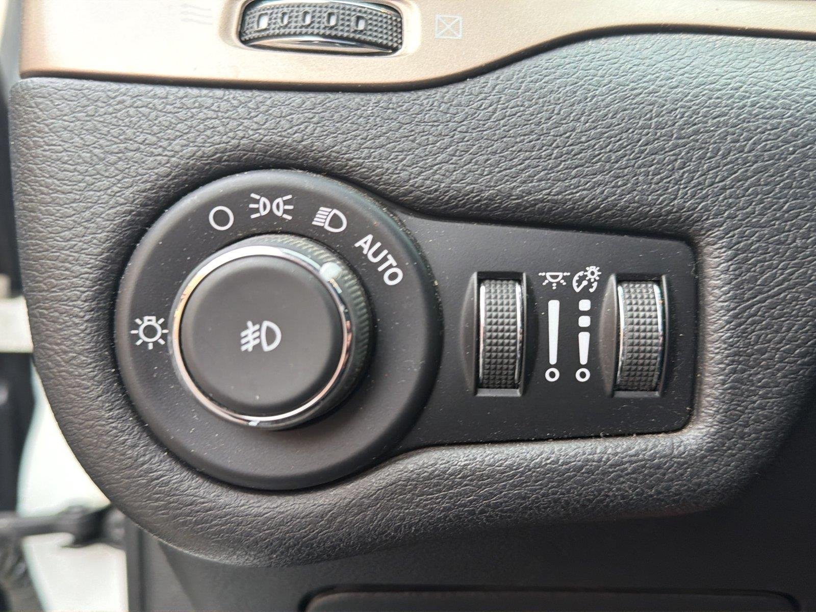 Used 2017 Bright White Clearcoat Jeep Limited image 11