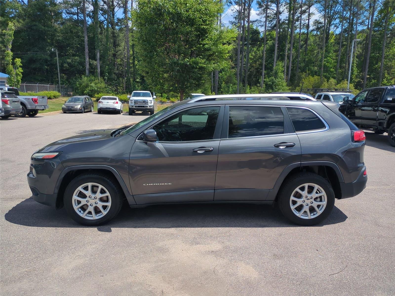 Used 2016 Granite Crystal Metallic Clearcoat Jeep Latitude image 2