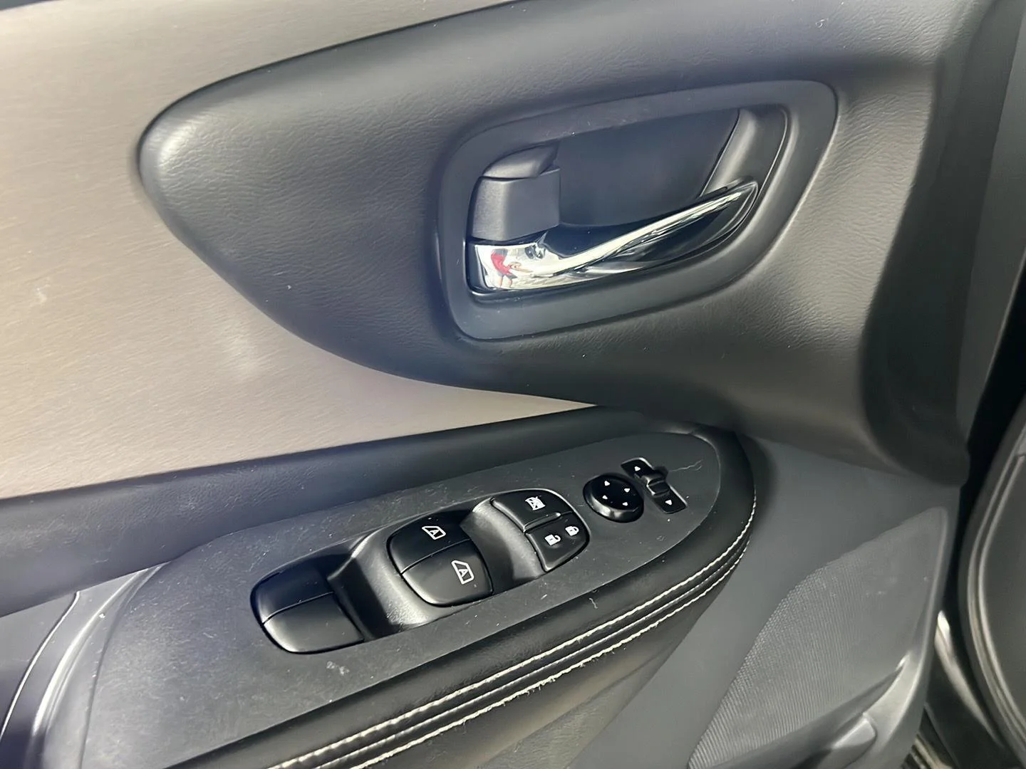 Used 2023 Super Black Nissan SV image 16