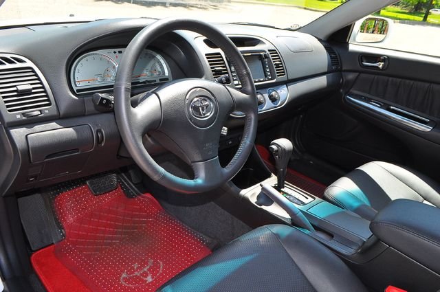 Used 2002 White Toyota SE image 9