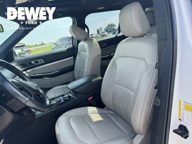 Used 2018 White Platinum Clearcoat Metallic Ford XLT image 11