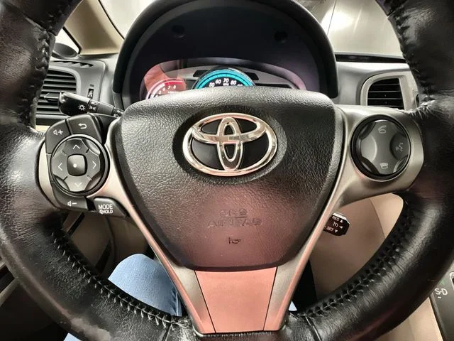 Used 2014 White Toyota XLE image 11
