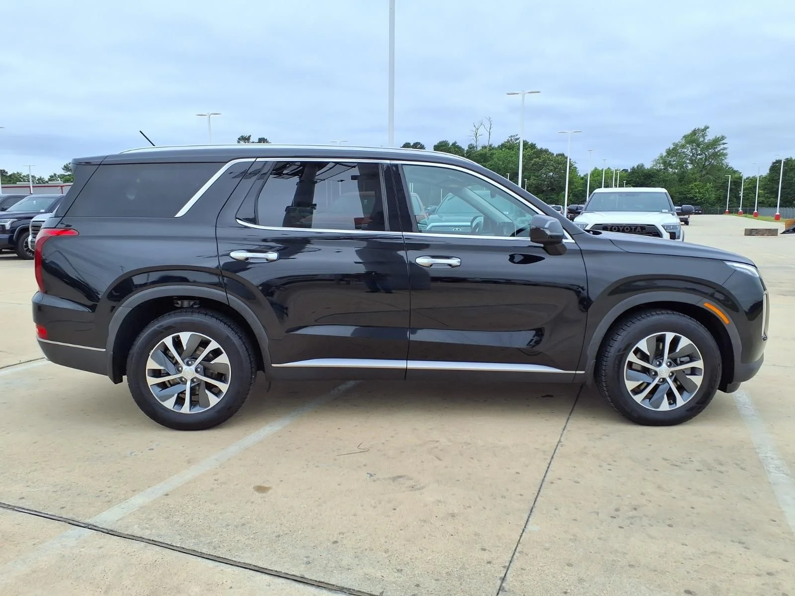 Used 2022 Black Hyundai SEL image 5