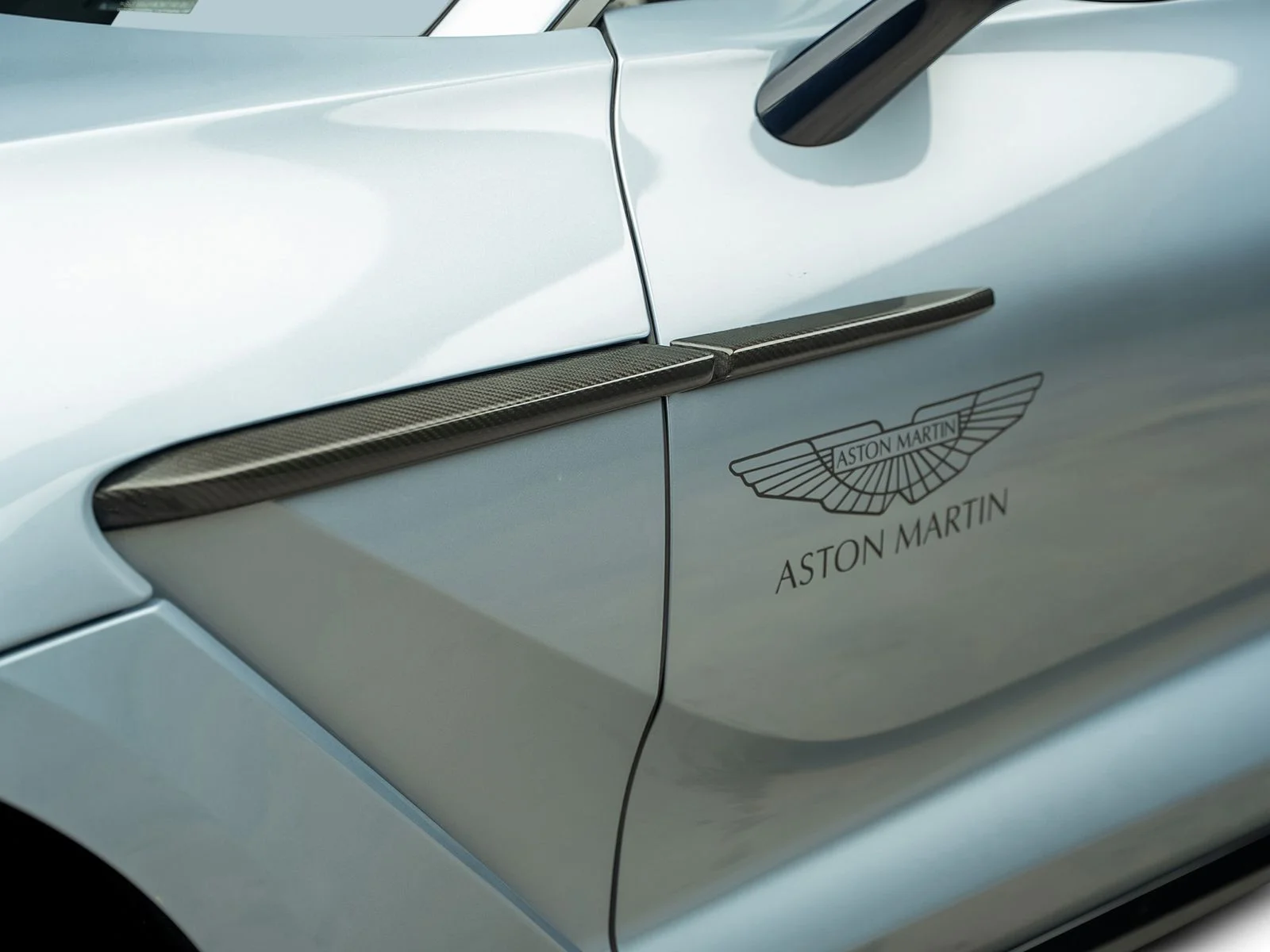 Used 2021 Blue Aston Martin Base image 27