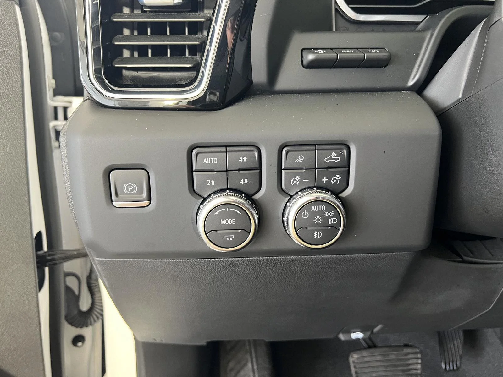 Used 2024 White Frost Tricoat GMC Denali Ultimate image 11