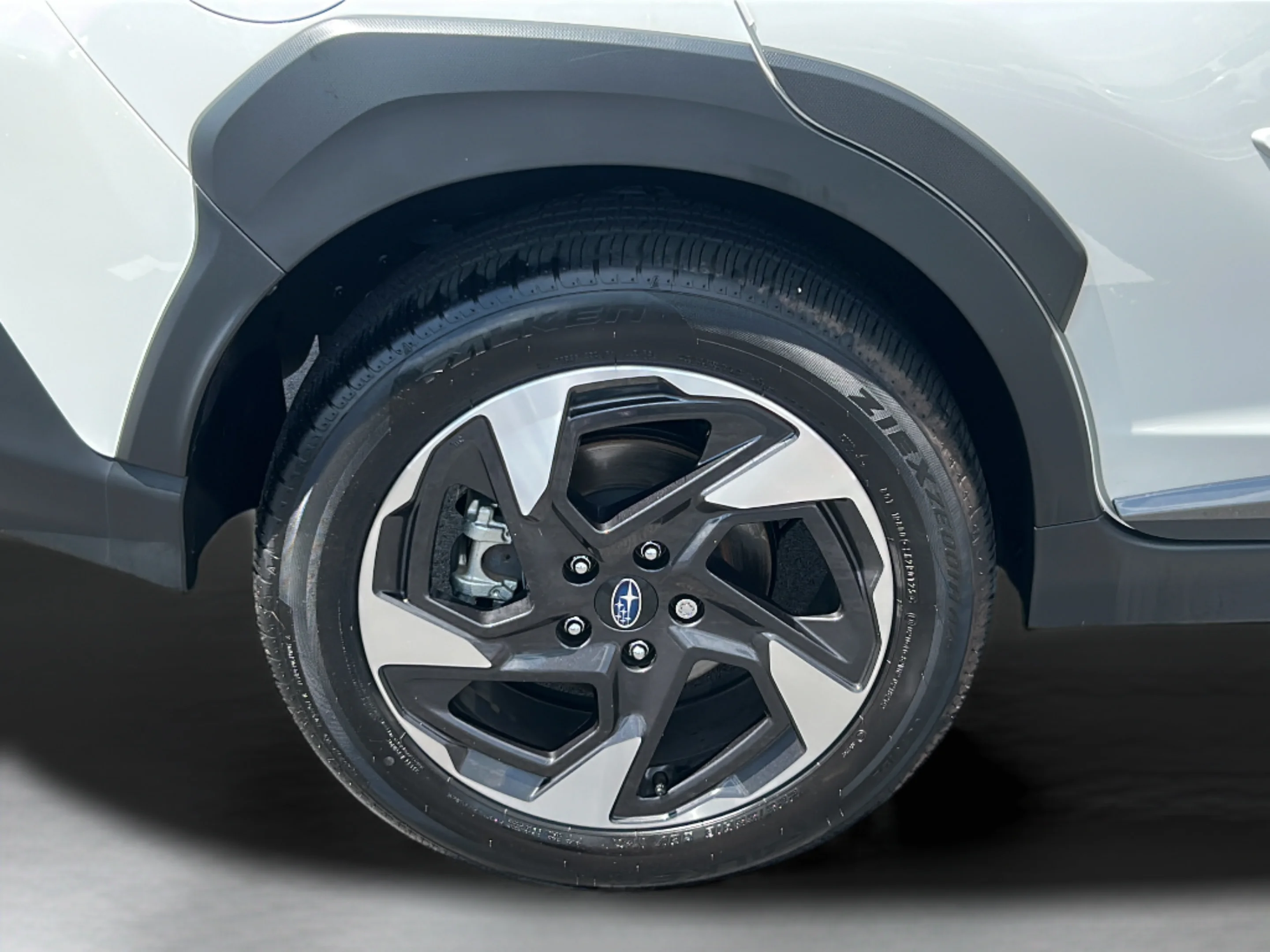 Used 2025 Crystal White Pearl Subaru Limited image 27
