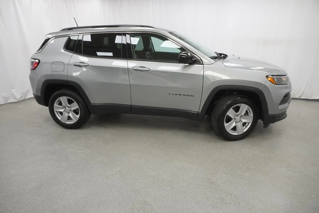 Certified Used 2022 Silver Jeep Latitude image 9