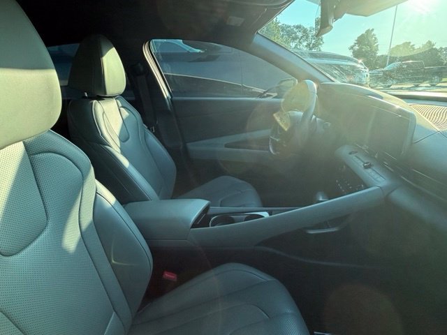 Used 2025 White Hyundai Limited image 8