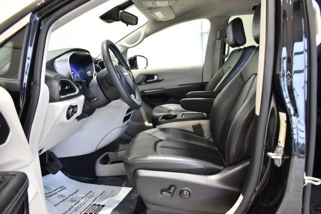2024 Chrysler Pacifica Touring L - Photo 18