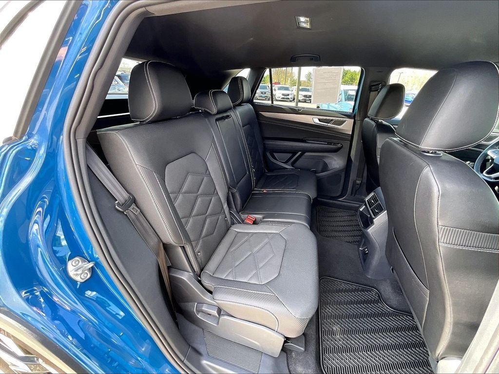 Used 2025 Mountain Lake Blue Metallic Volkswagen 2.0T SE w/Technology image 15