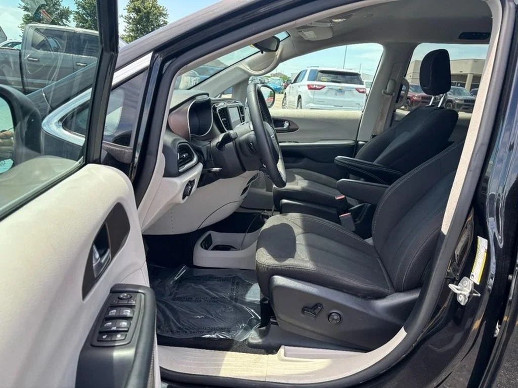 Used 2023  Chrysler LX image 9