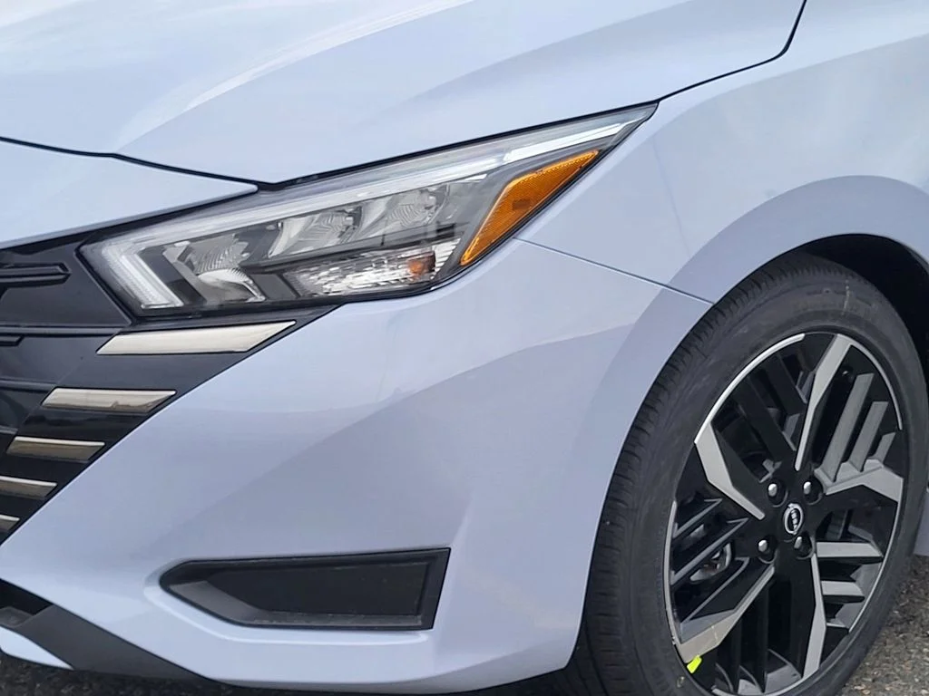 2025 Nissan Versa Sedan SR - Photo 5