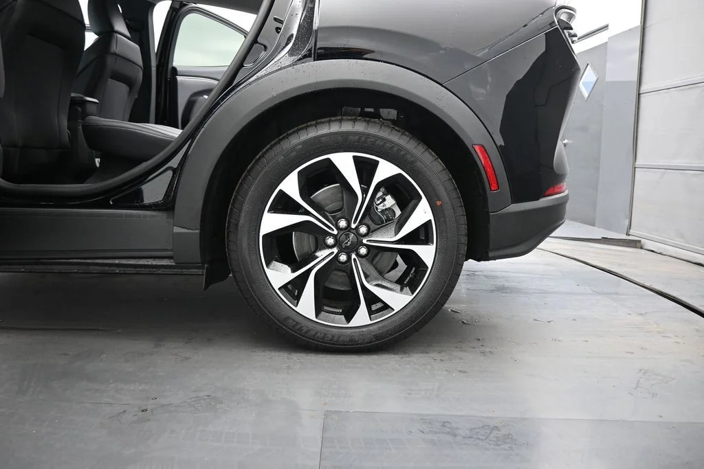 New 2026 Shadow Black Ford Select image 21