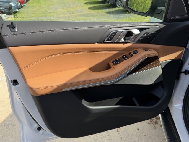 New 2026 Mineral White Metallic BMW xDrive40i image 9
