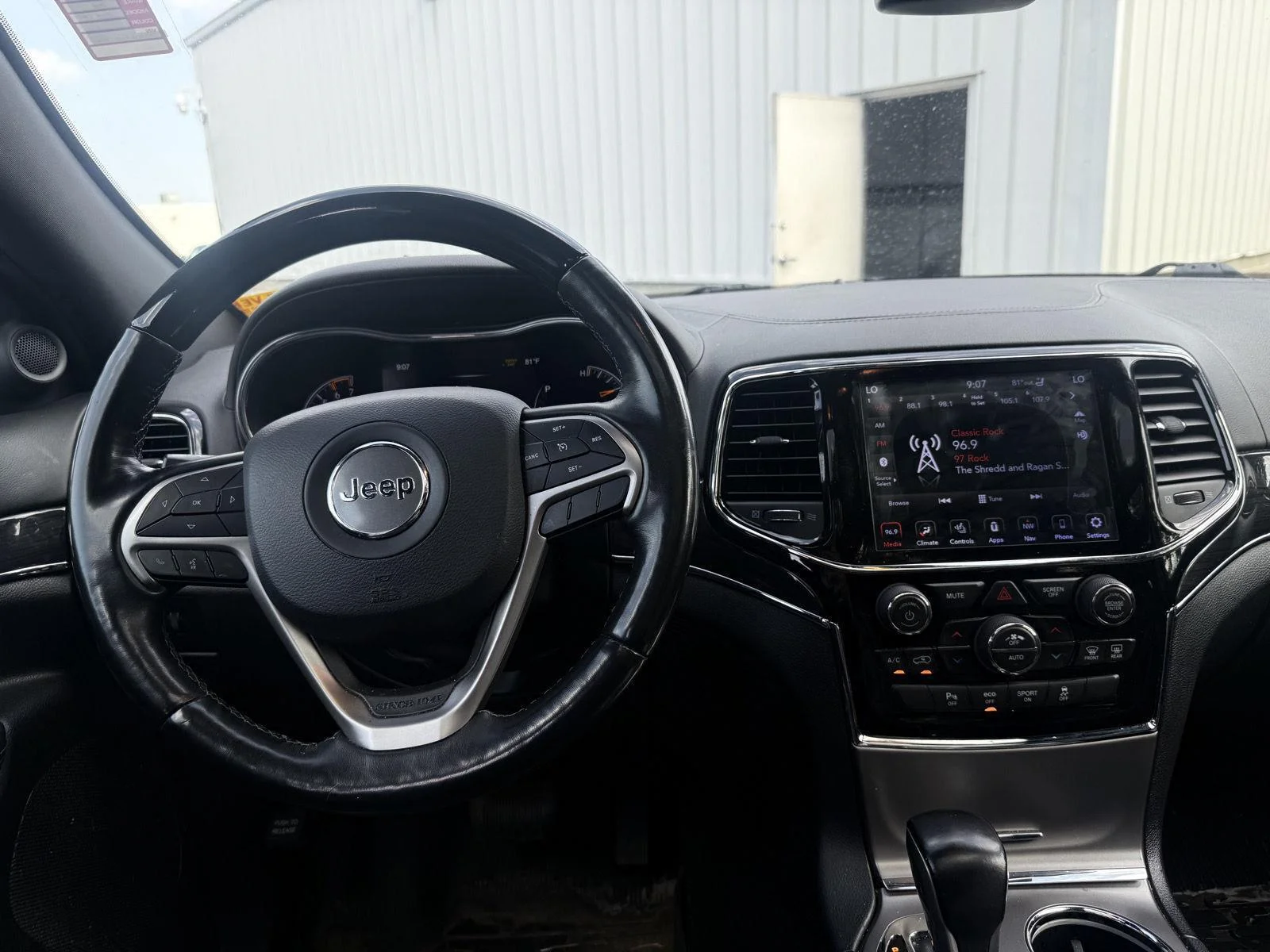 Used 2020 Diamond Black Crystal Pearlcoat Jeep Overland image 9