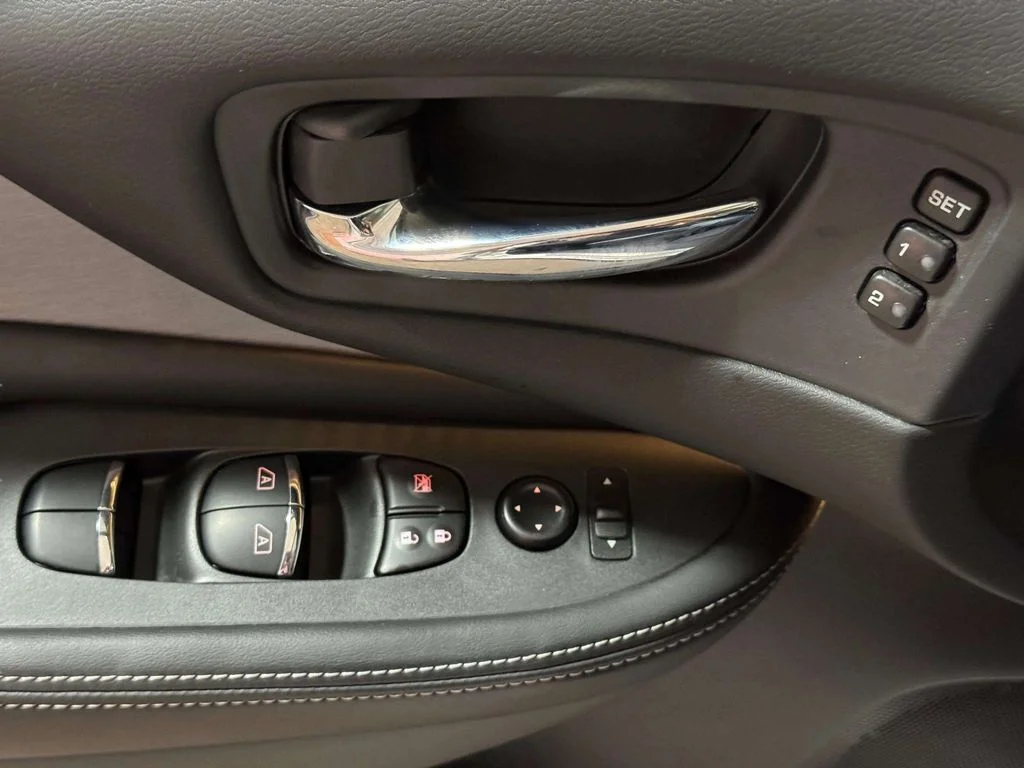 Used 2023 Pearl White Tricoat Nissan SL image 18