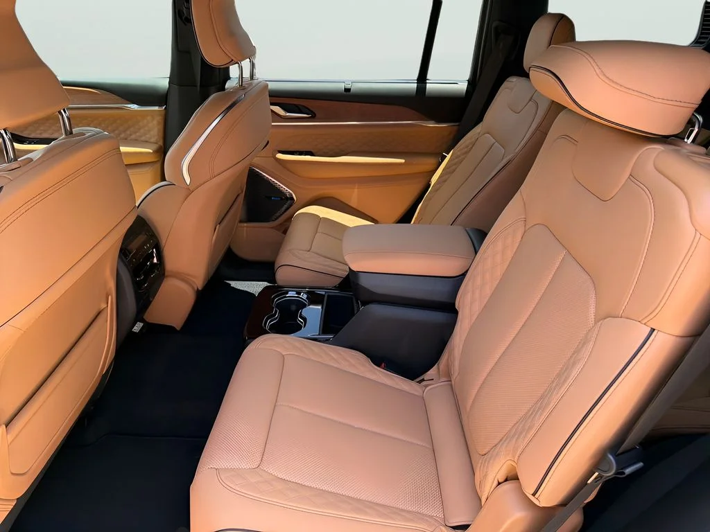 New 2026 Diamond Black Crystal Pearl-Coat Exterior Paint Jeep Summit image 36