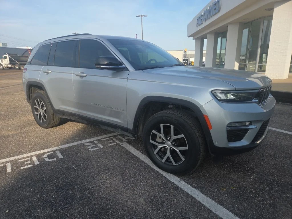 Used 2025 Silver Zynith Jeep Limited image 11