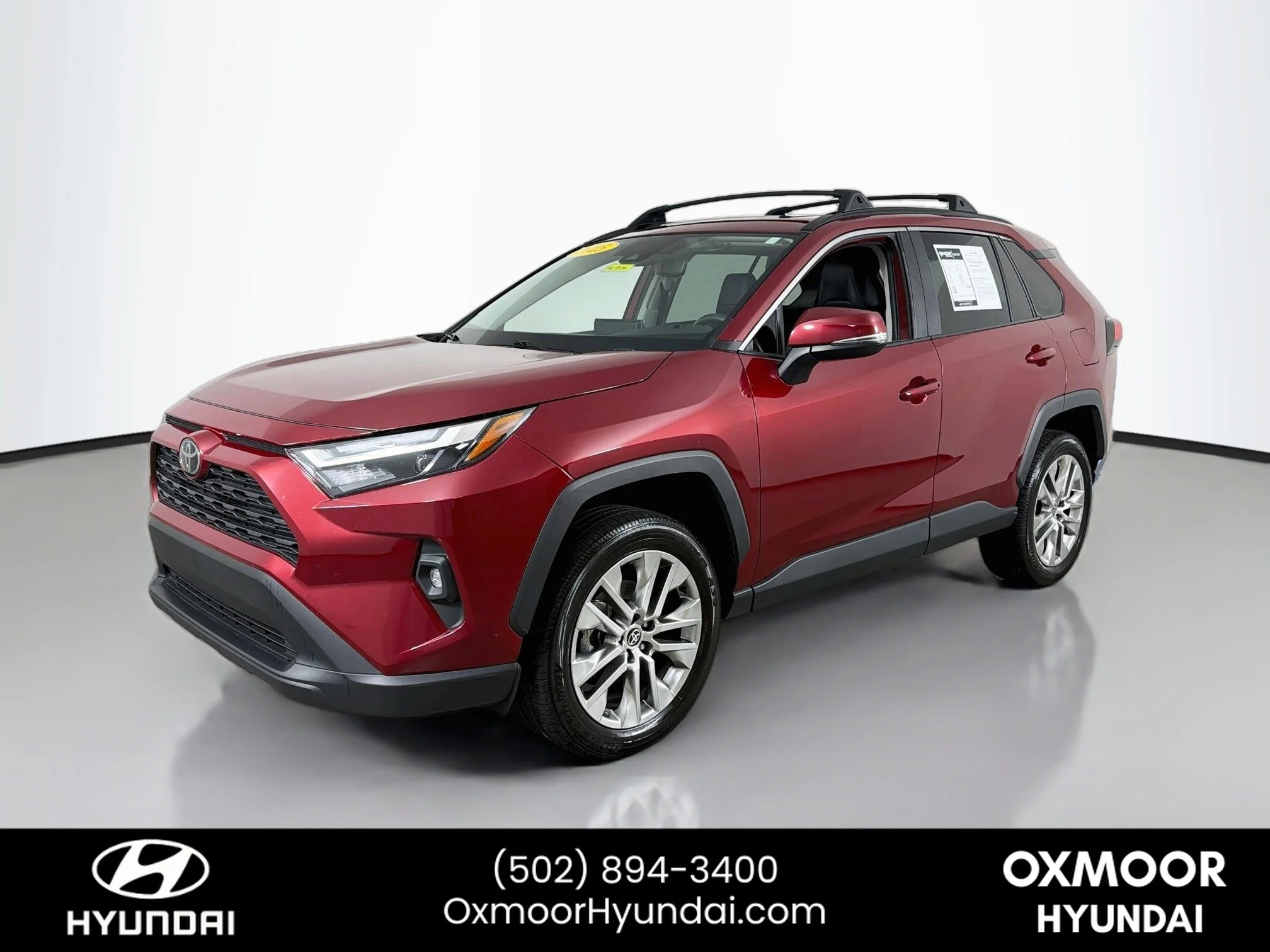 Used 2025 Ruby Flare Pearl Toyota XLE Premium image 3