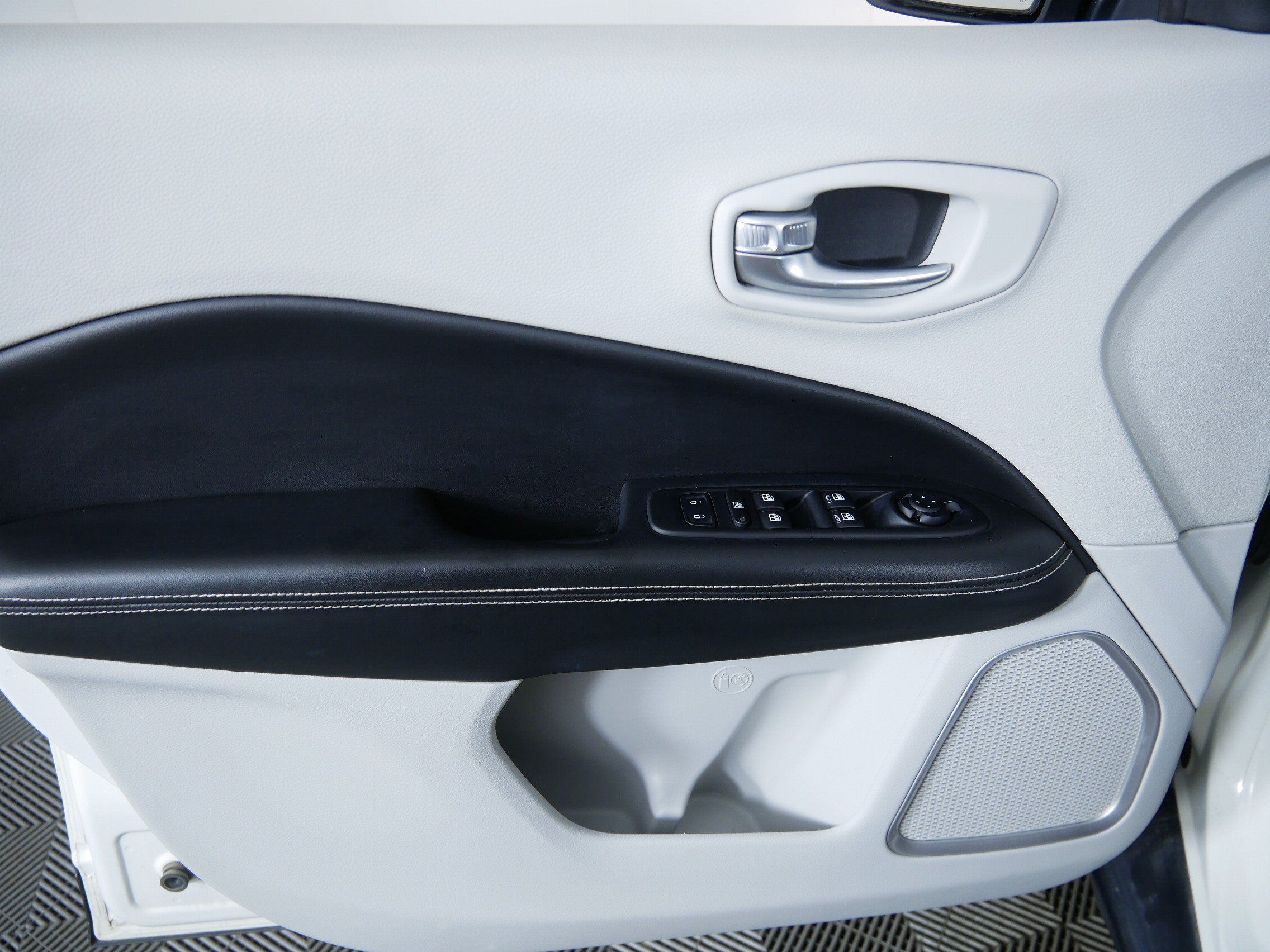 Used 2017 White Clearcoat Jeep Latitude image 19