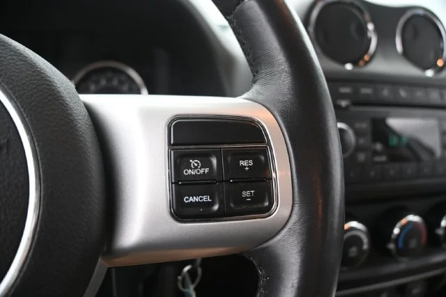 Used 2016 Bright White Clearcoat Jeep Latitude image 25