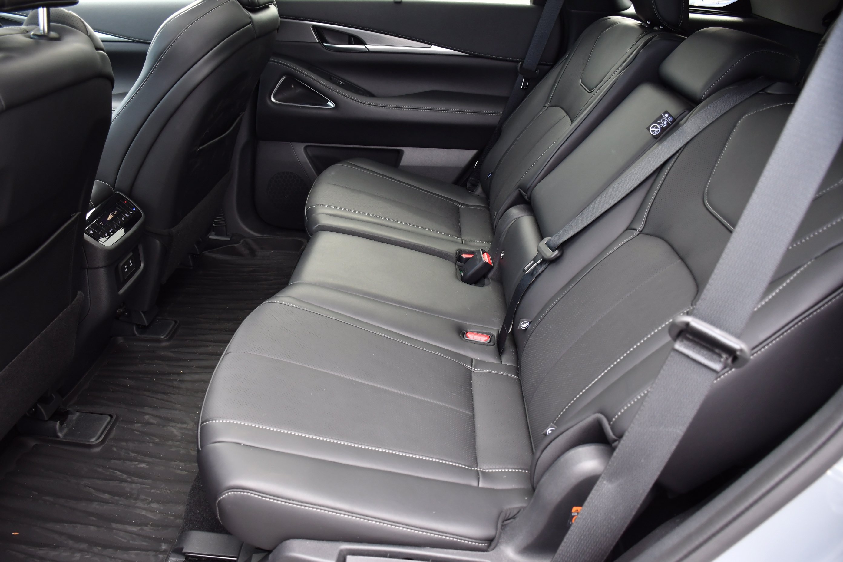 Certified Used 2026 Harbor Gray INFINITI LUXE image 28