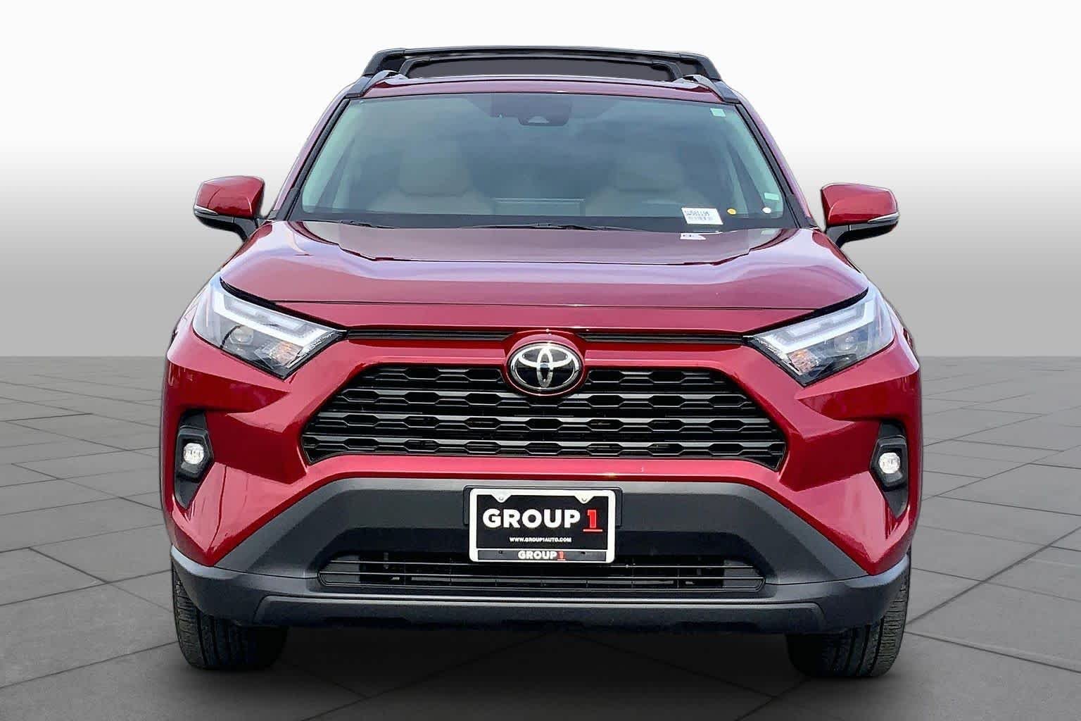 Used 2025 Ruby Flare Pearl Toyota XLE Premium image 4