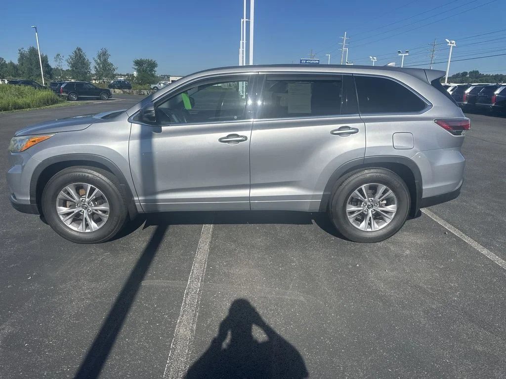 Used 2016 Silver Toyota LE V6 image 5