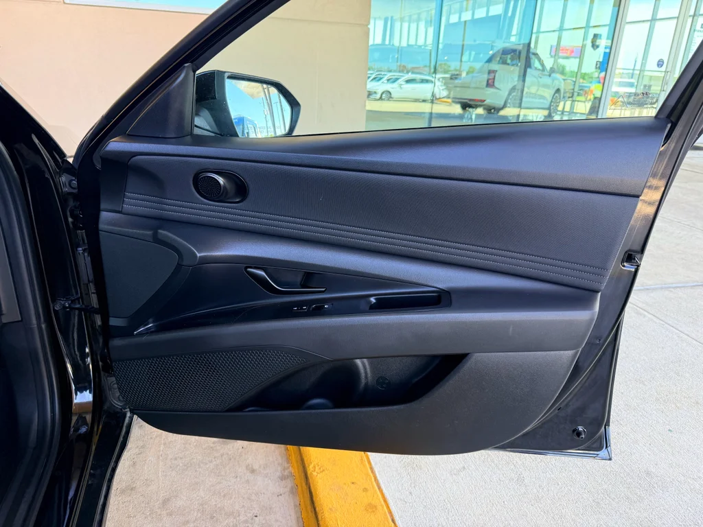 Used 2025 Abyss Black Hyundai SEL Sport image 12