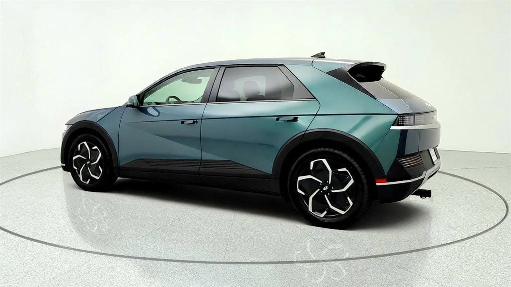 Used 2024 Digital Teal Hyundai SEL RWD image 7