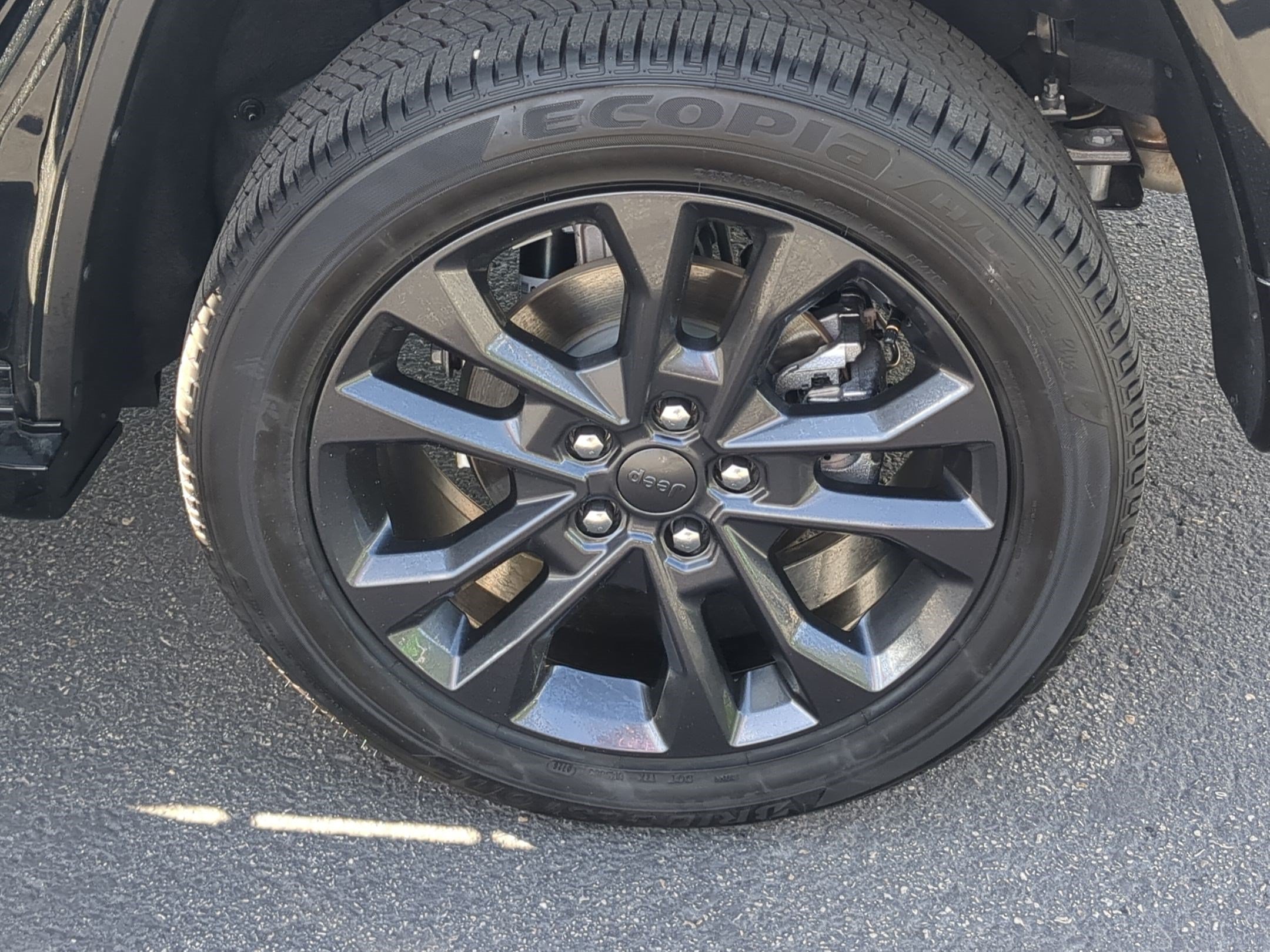 New 2026 Diamond Black Crystal Pearl-Coat Exterior Paint Jeep Limited Reserve image 15