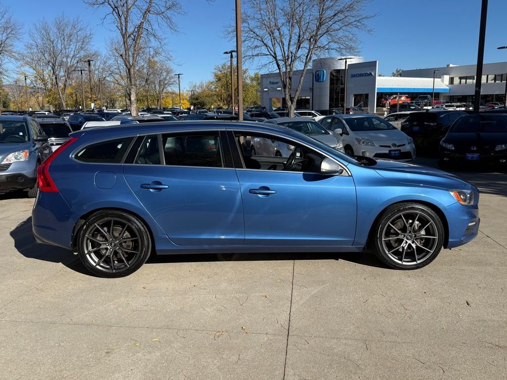 2017 Volvo V60 T6 R-Design Platinum photo 3