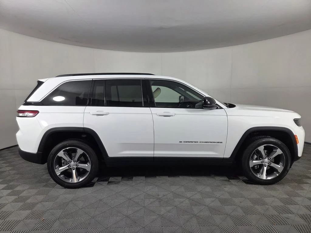 New 2026 Bright White Clear-Coat Exterior Paint Jeep Limited image 5