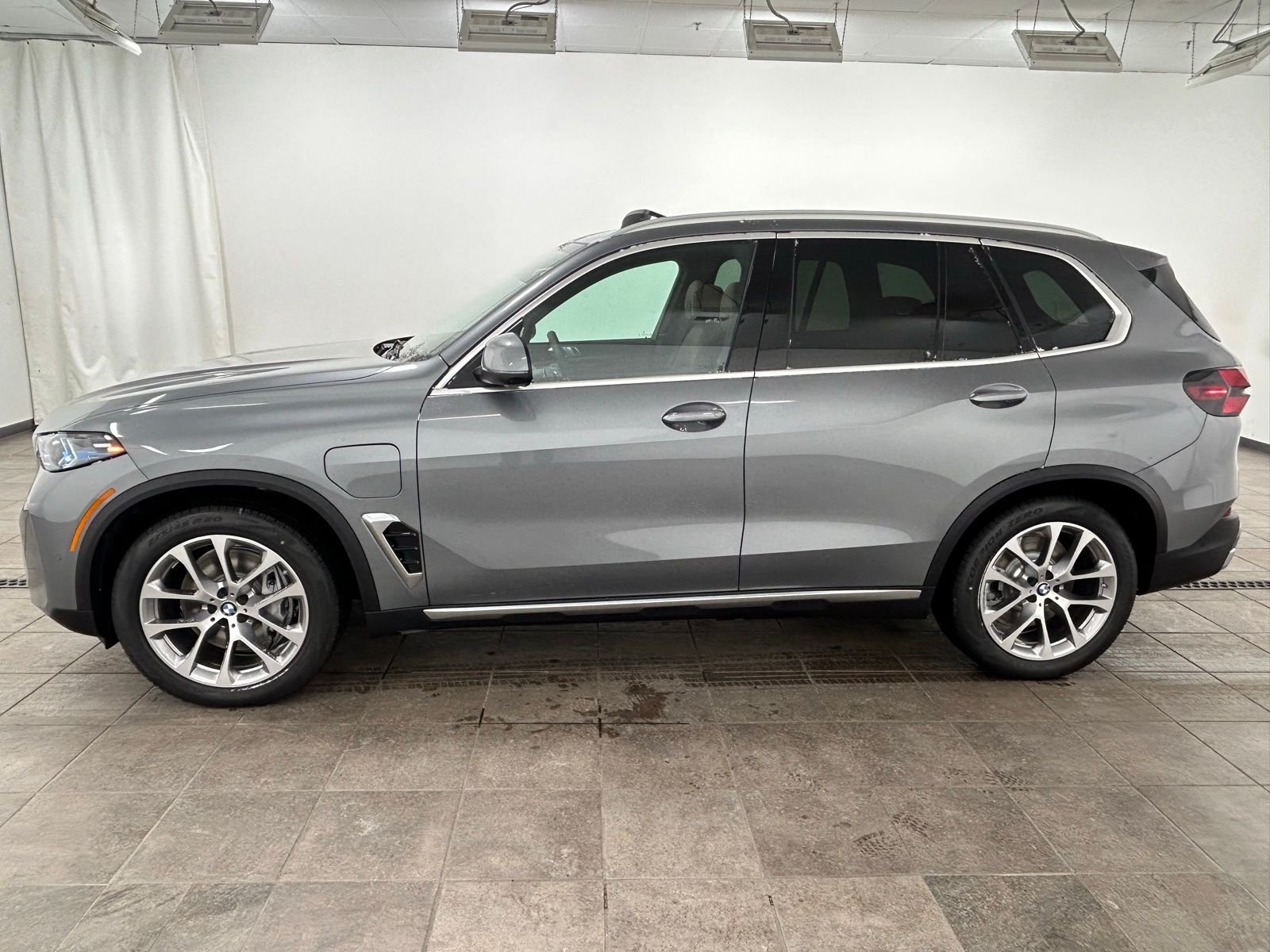 New 2026 Skyscraper Grey Metallic BMW xDrive50e image 2