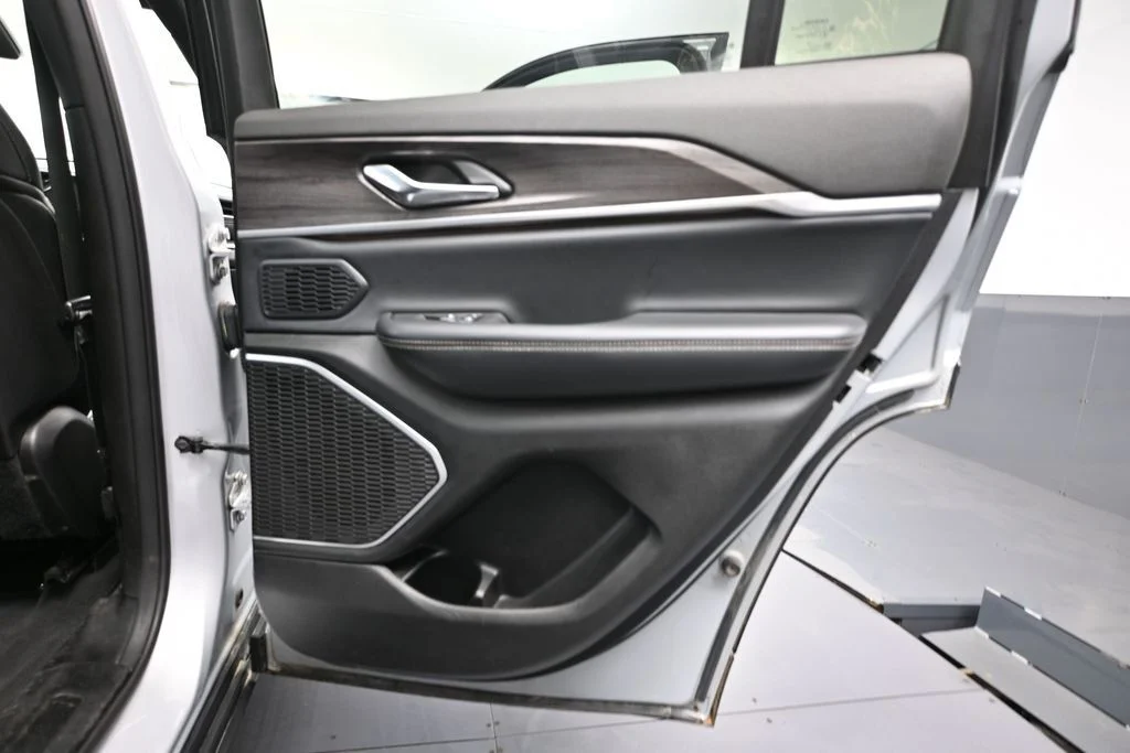 Used 2024 Silver Jeep 4xe image 37