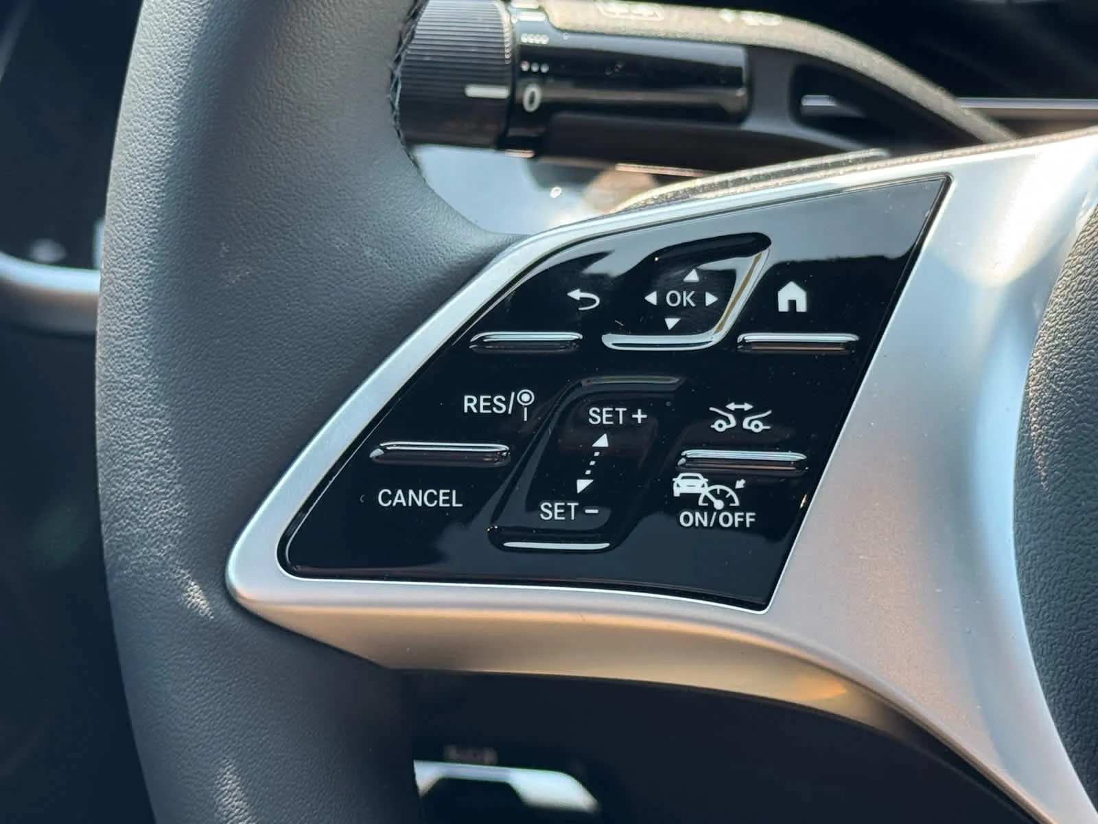 New 2026 Graphite Grey Metallic Mercedes-Benz C 300 image 31