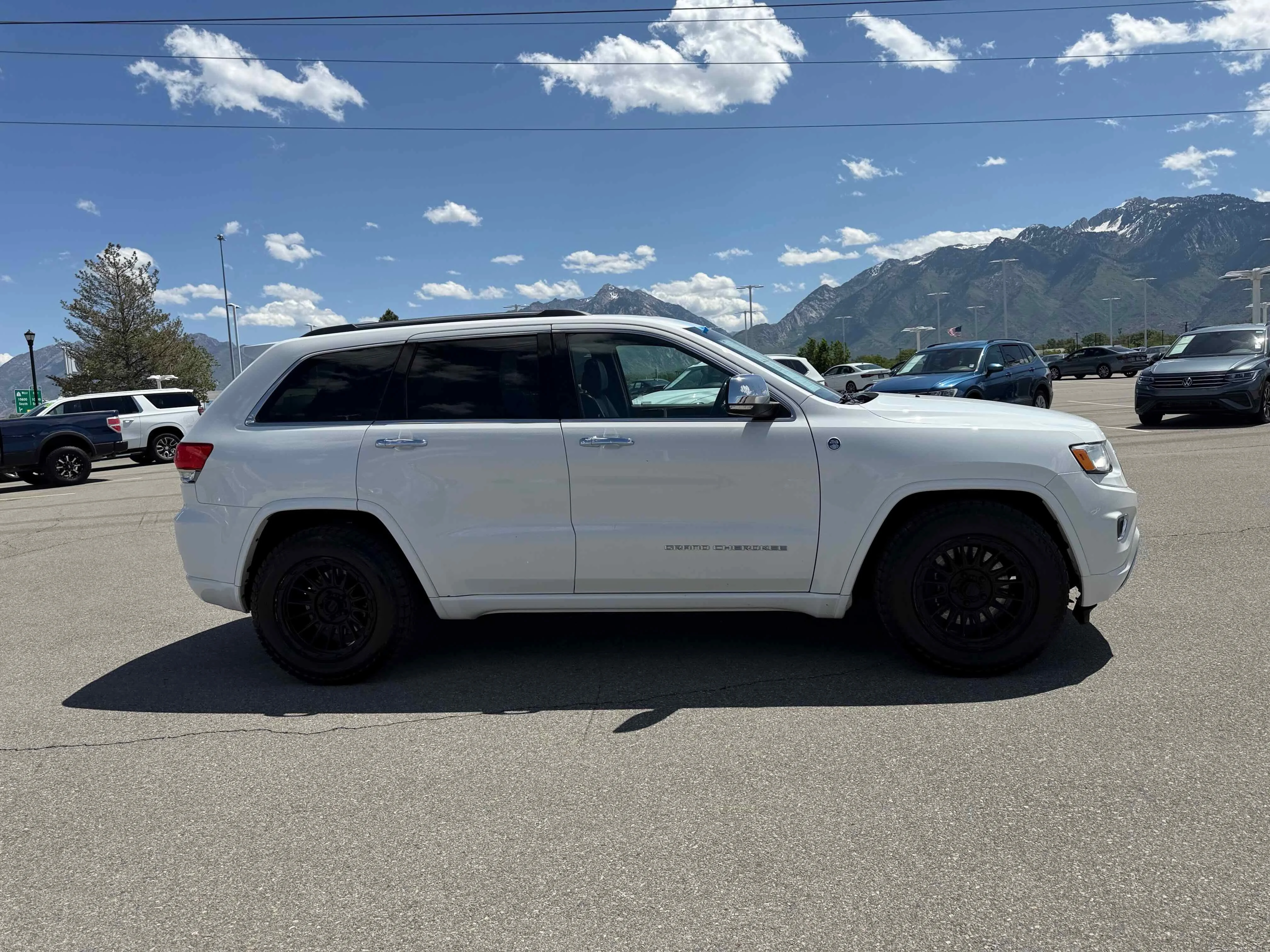Used 2015 Bright White Clearcoat Jeep Overland image 8