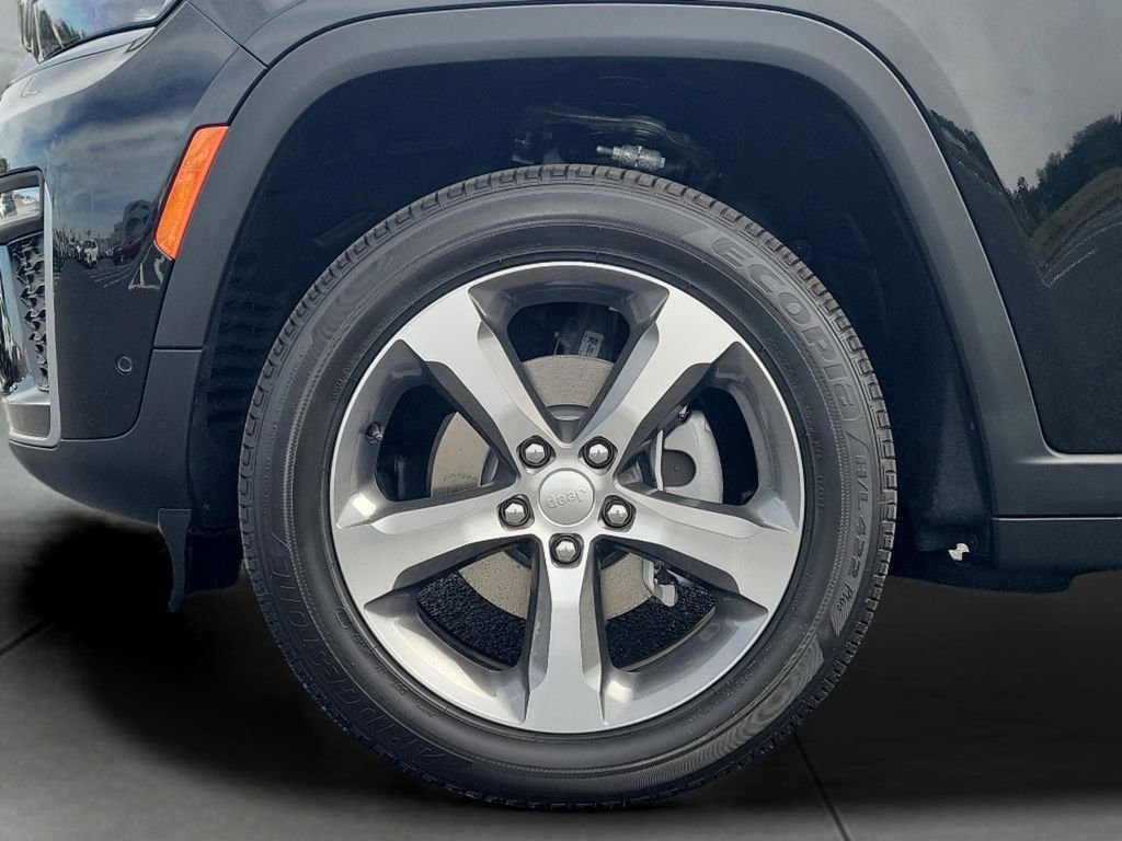 New 2026 Diamond Black Crystal Pearl-Coat Exterior Paint Jeep Limited image 9