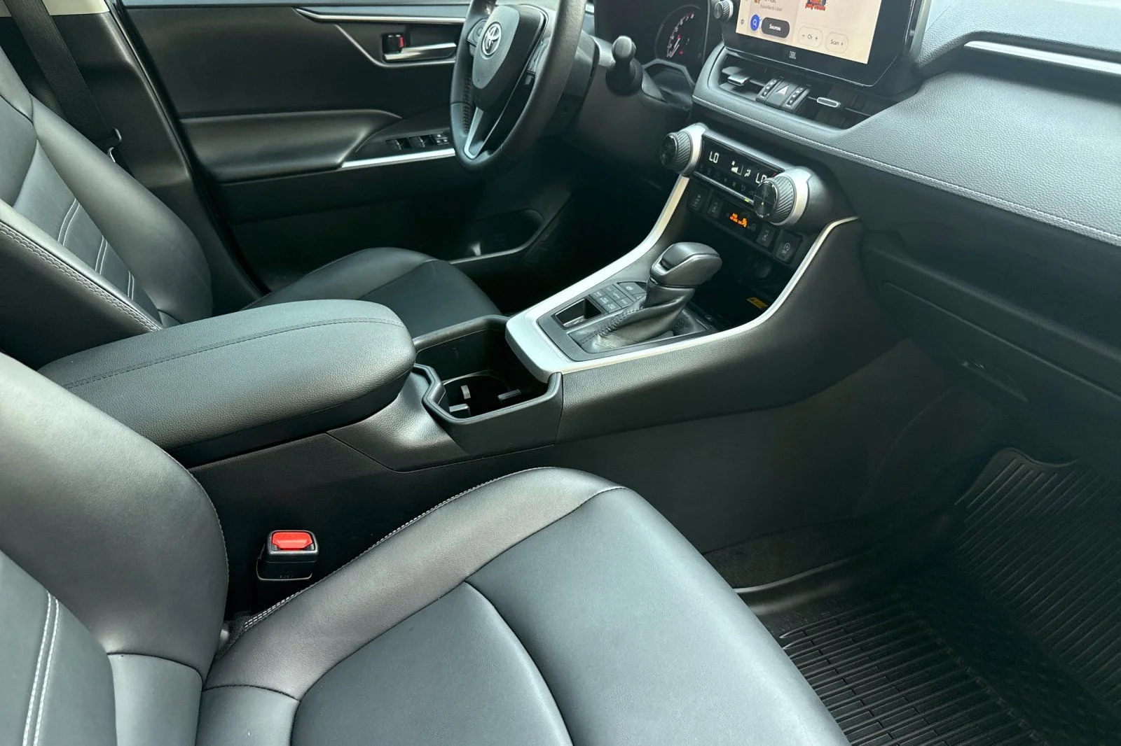 Used 2025  Toyota XLE Premium image 15