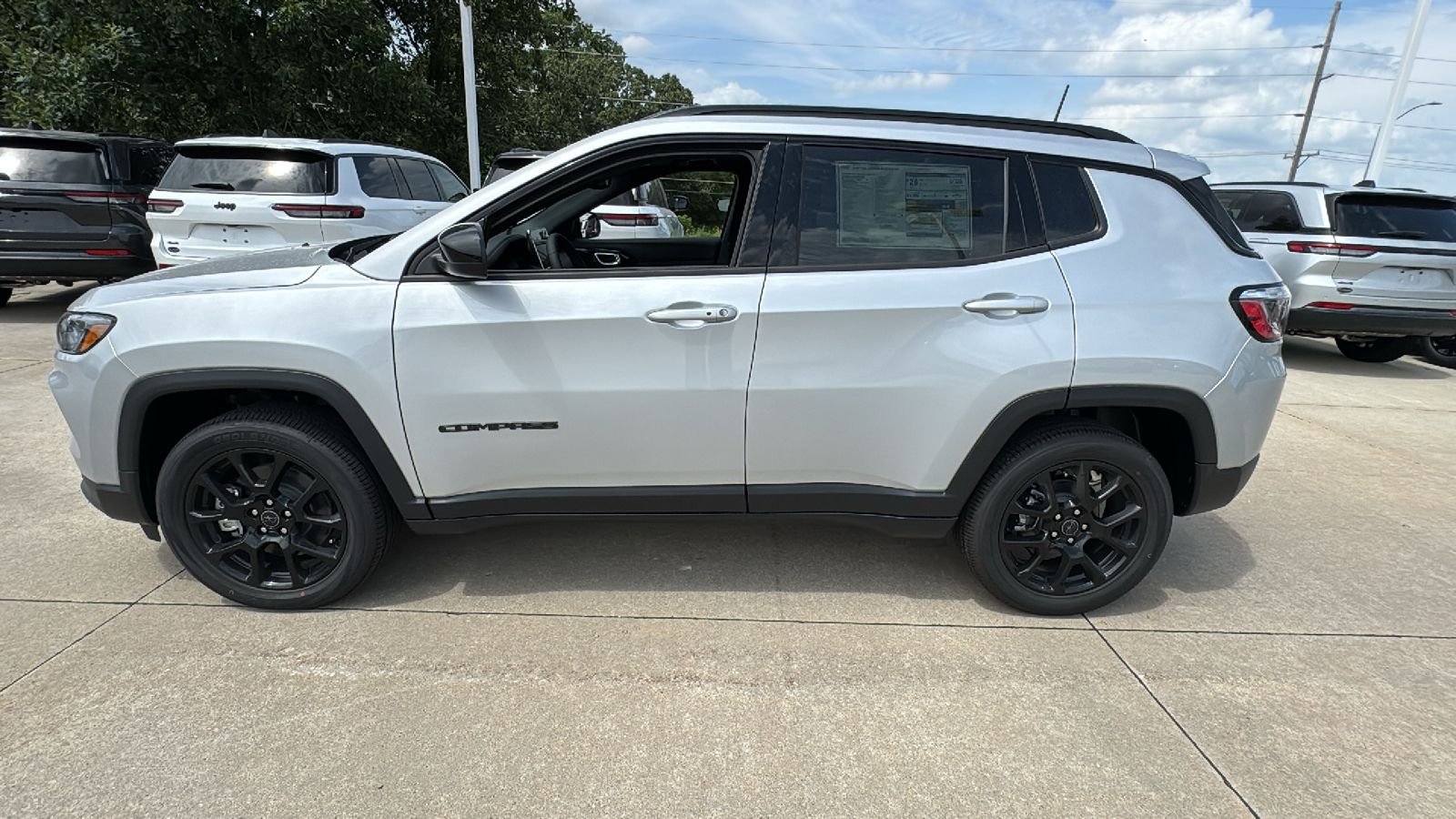 New 2026 Silver Zynith Metallic Clearcoat Jeep Latitude image 7