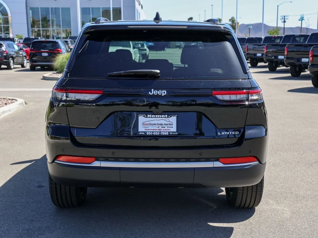 New 2026 Diamond Black Crystal Pearl-Coat Exterior Paint Jeep Limited image 4