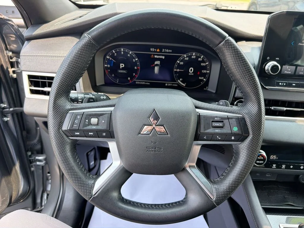 Used 2023  Mitsubishi SE Black Edition image 21