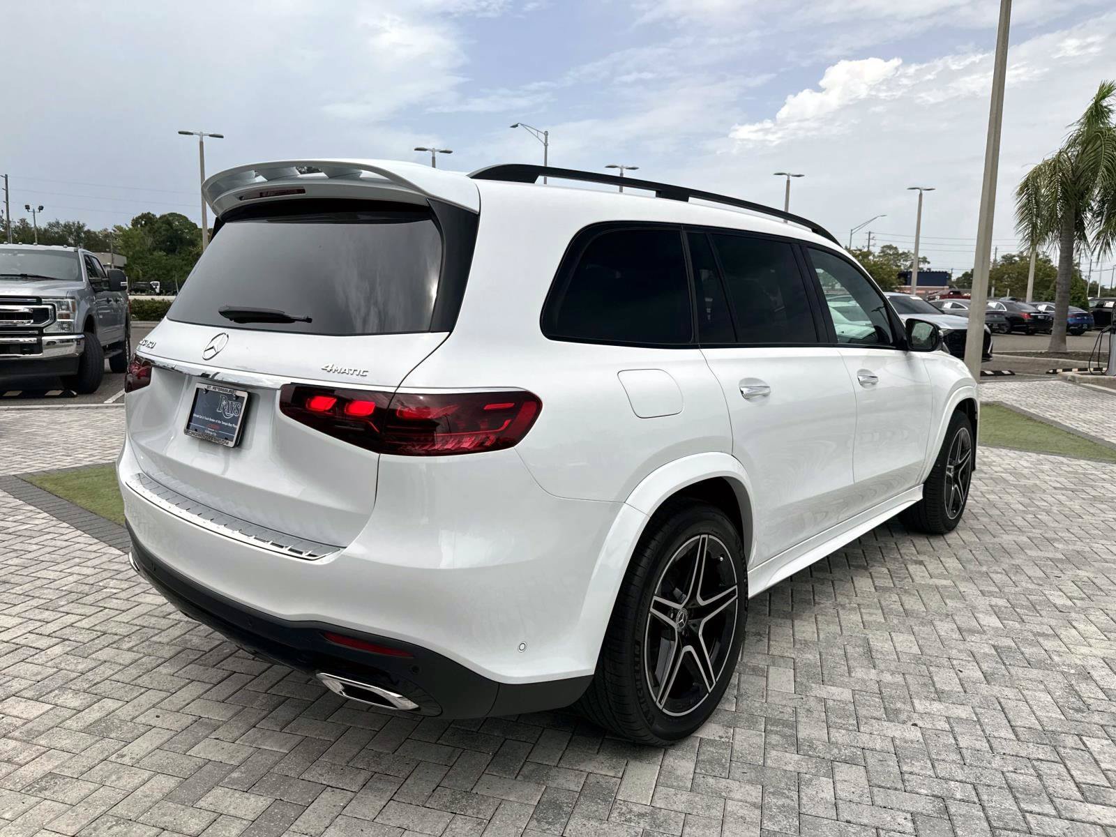 New 2026 Moonlight White Mercedes-Benz 450 4MATIC® SUV image 5