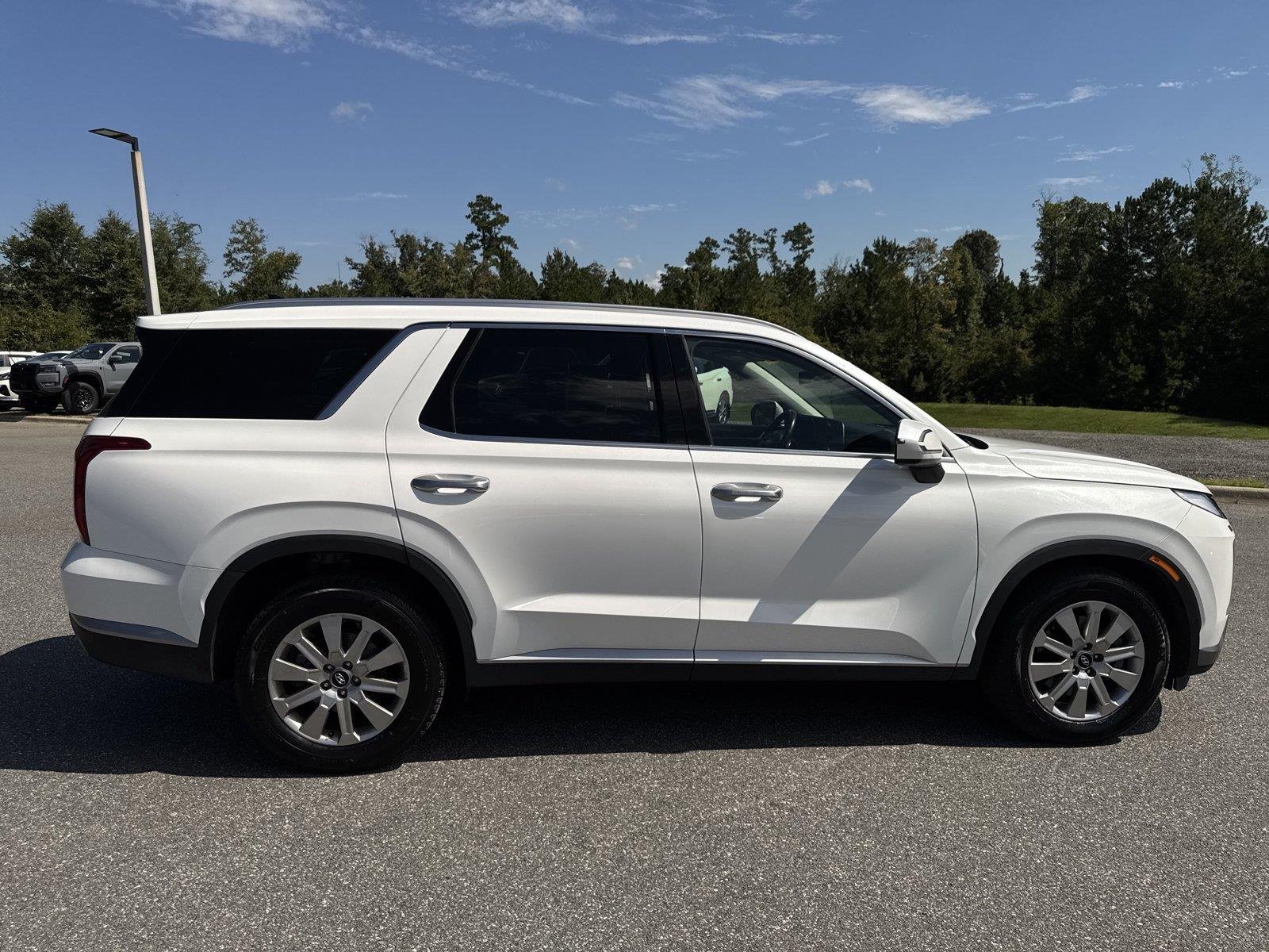 Used 2024 Hyper White Hyundai SEL 7P image 2