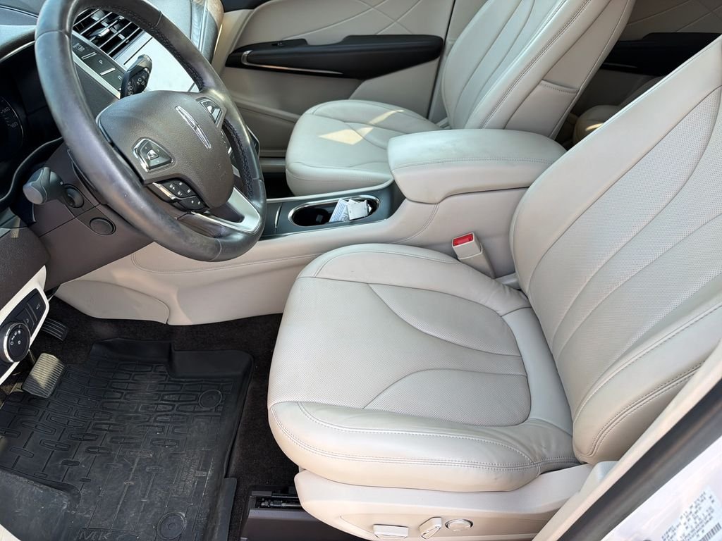 Used 2018 White Platinum Clearcoat Metallic Lincoln Reserve image 18