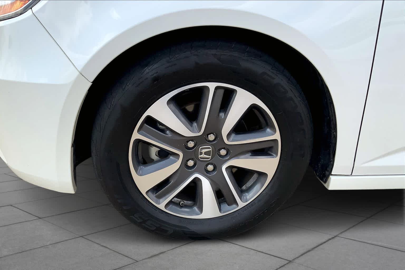 Used 2014 White Diamond Pearl Honda Touring image 11