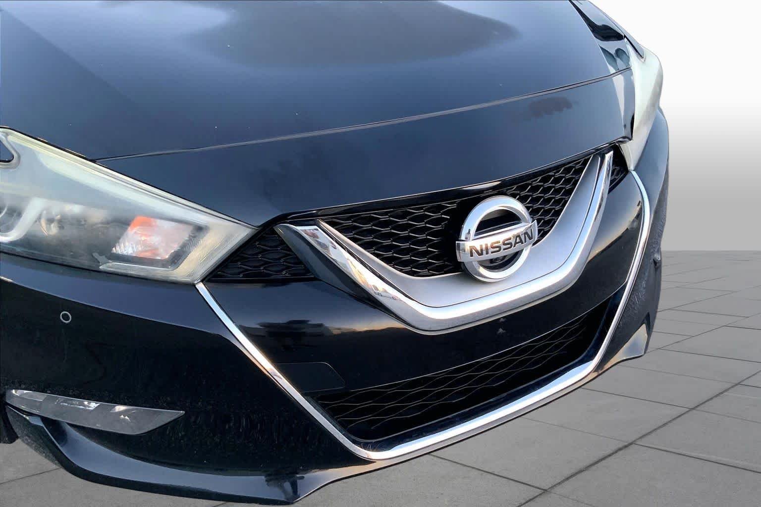 Used 2017 Super Black Nissan Platinum image 28
