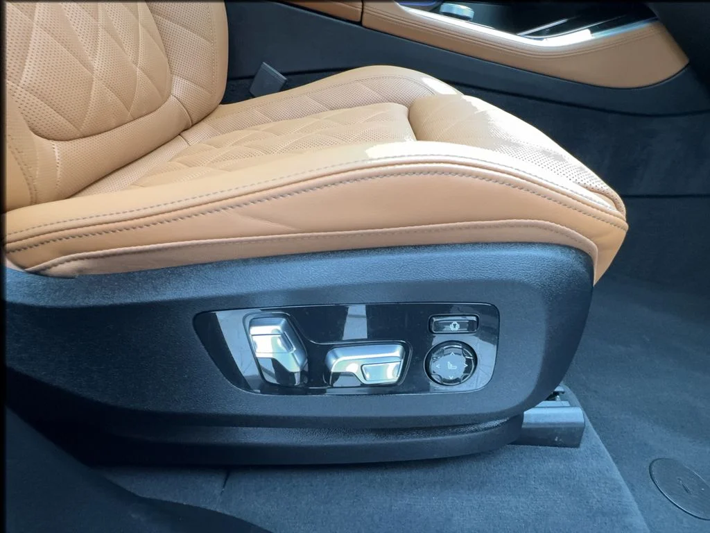 Used 2025 Gray BMW M60i image 33
