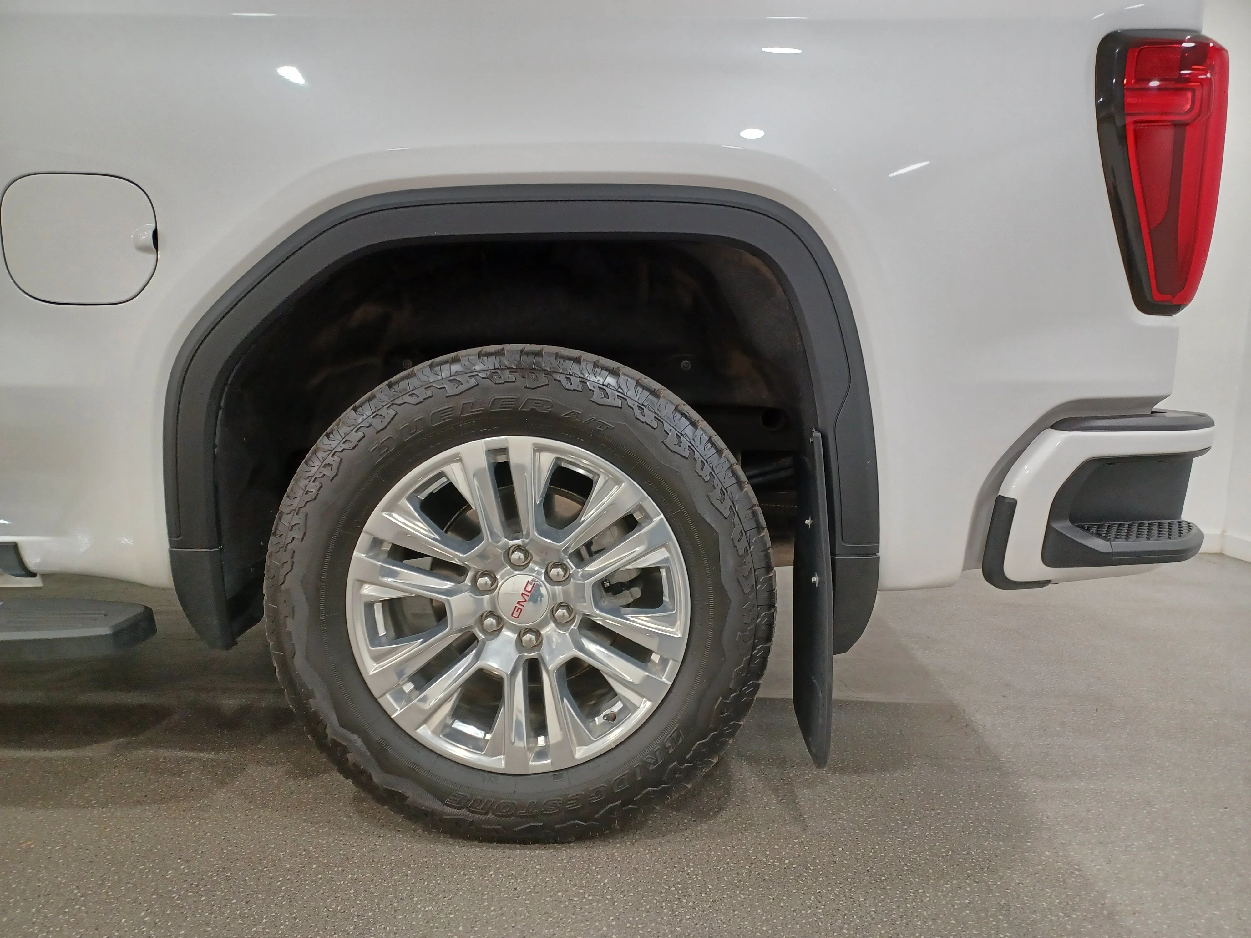 Used 2025 White Frost Tricoat GMC Denali 4WD*6.2L V8 | Adaptive Cruise | Remote Start | Nav | 360 Cam | Cooled Leather | Sunroof image 21